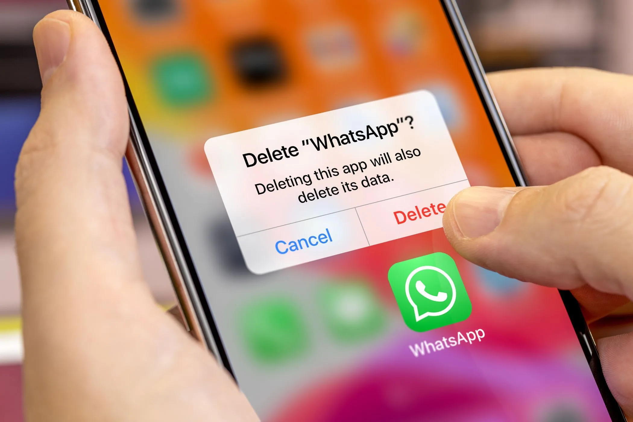 Màn hình điện thoại thông minh hiển thị tùy chọn xóa ứng dụng WhatsApp, minh họa việc gỡ cài đặt các ứng dụng gây xao nhãng để tăng cường sự tập trung.