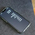 Màn hình điện thoại với giao diện tối giản, chỉ hiển thị các ứng dụng thiết yếu như Email và Tin nhắn, minh họa cách hạn chế ứng dụng gây xao nhãng.