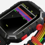 Màn hình đồng hồ thông minh Atari 2600 My Play Watch hiển thị game Pong cùng các nút điều khiển mô phỏng tay cầm cổ điển.