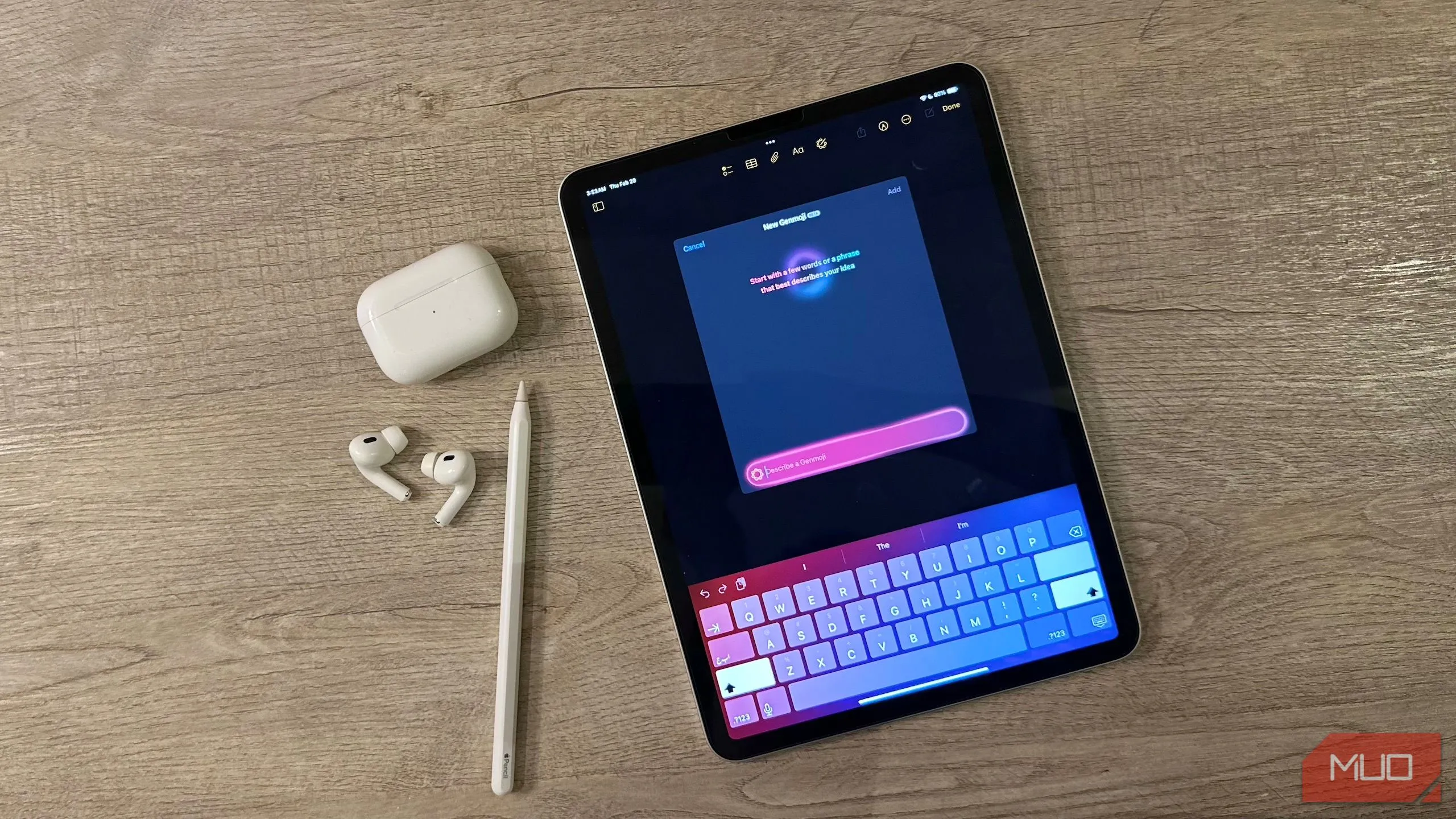 Màn hình Genmoji trên iPad cùng với AirPods và Apple Pencil, gợi ý các trường hợp sử dụng tablet vẫn hiệu quả cho một số đối tượng