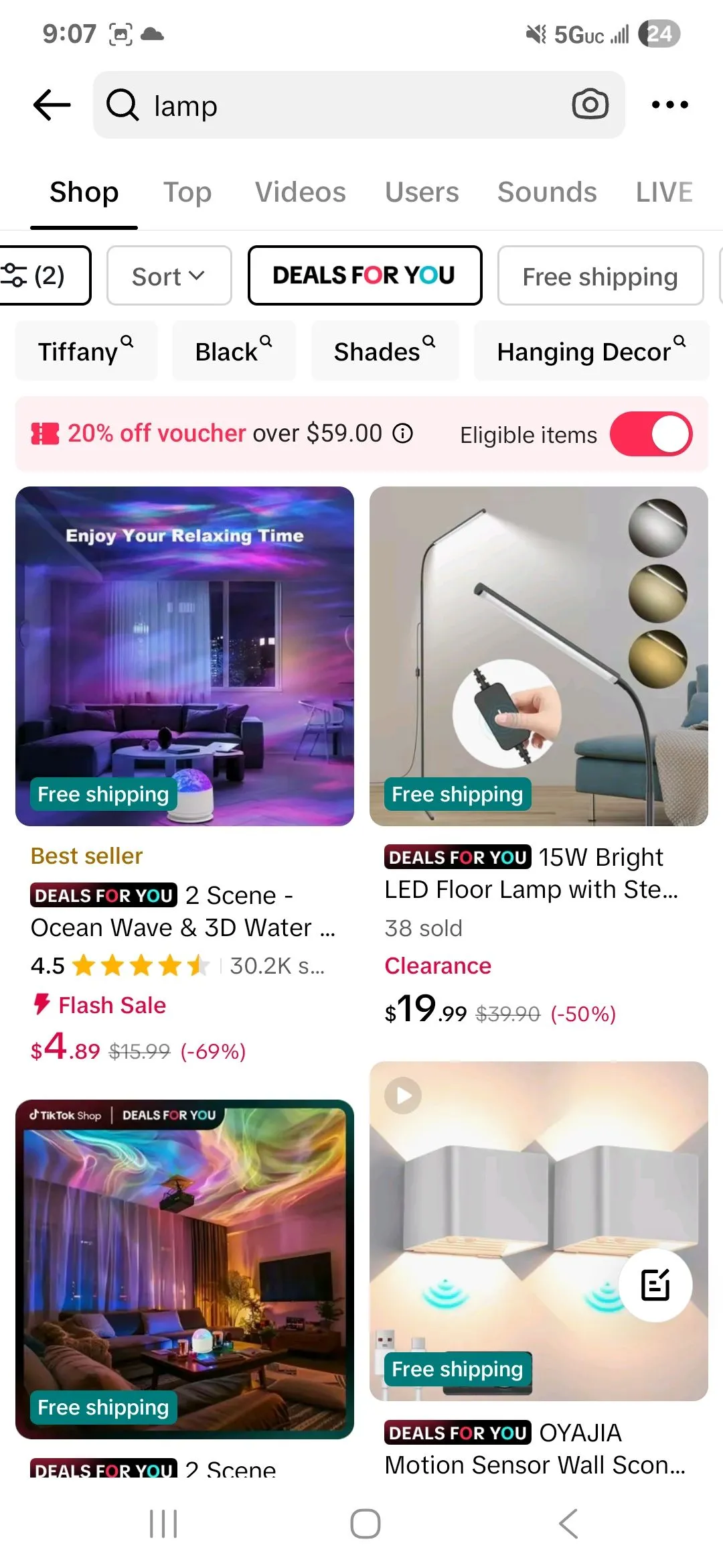 Màn hình giao diện TikTok Shop hiển thị một chương trình flash sale với nhiều ưu đãi giảm giá hấp dẫn