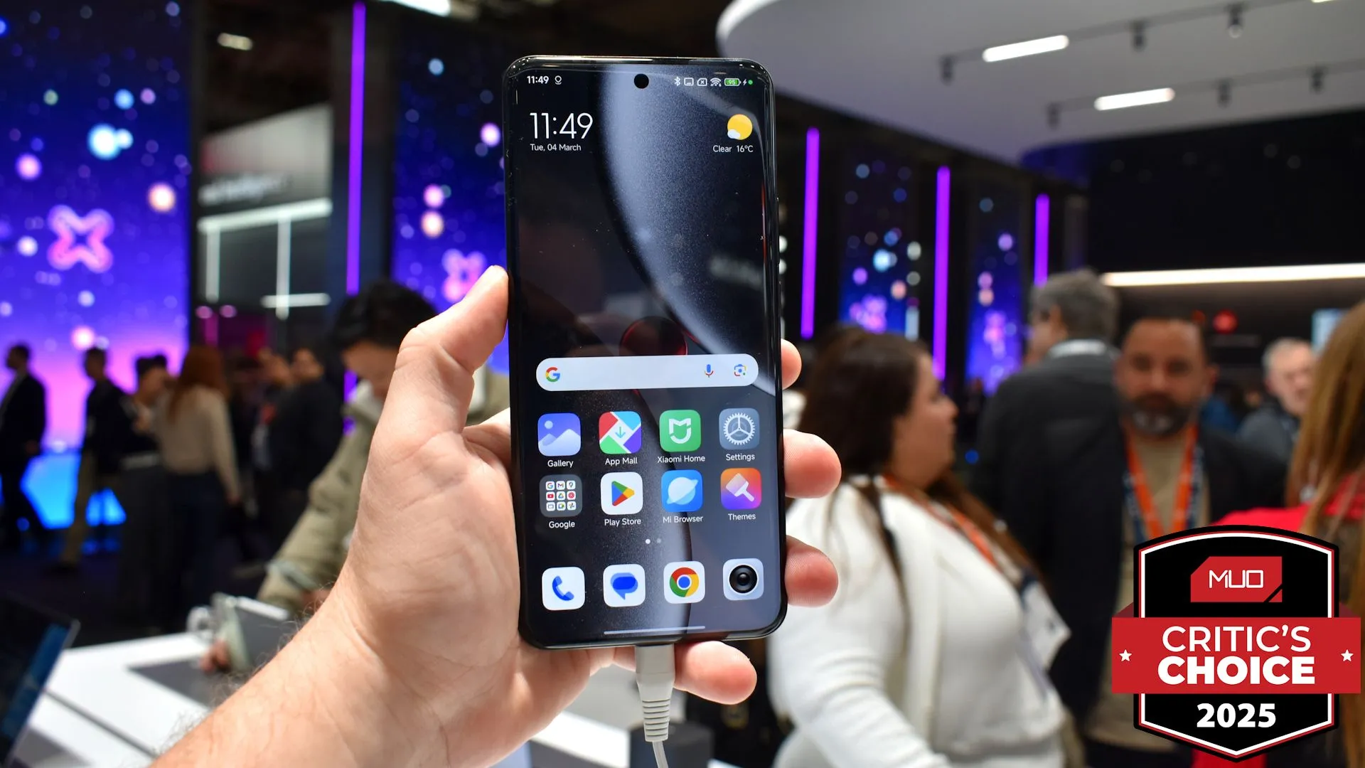 Màn hình hiển thị của Xiaomi 15 Ultra tại MWC 2025, với giải thưởng.