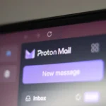 Màn hình hiển thị logo Proton Mail, biểu tượng của dịch vụ email chú trọng bảo mật và quyền riêng tư