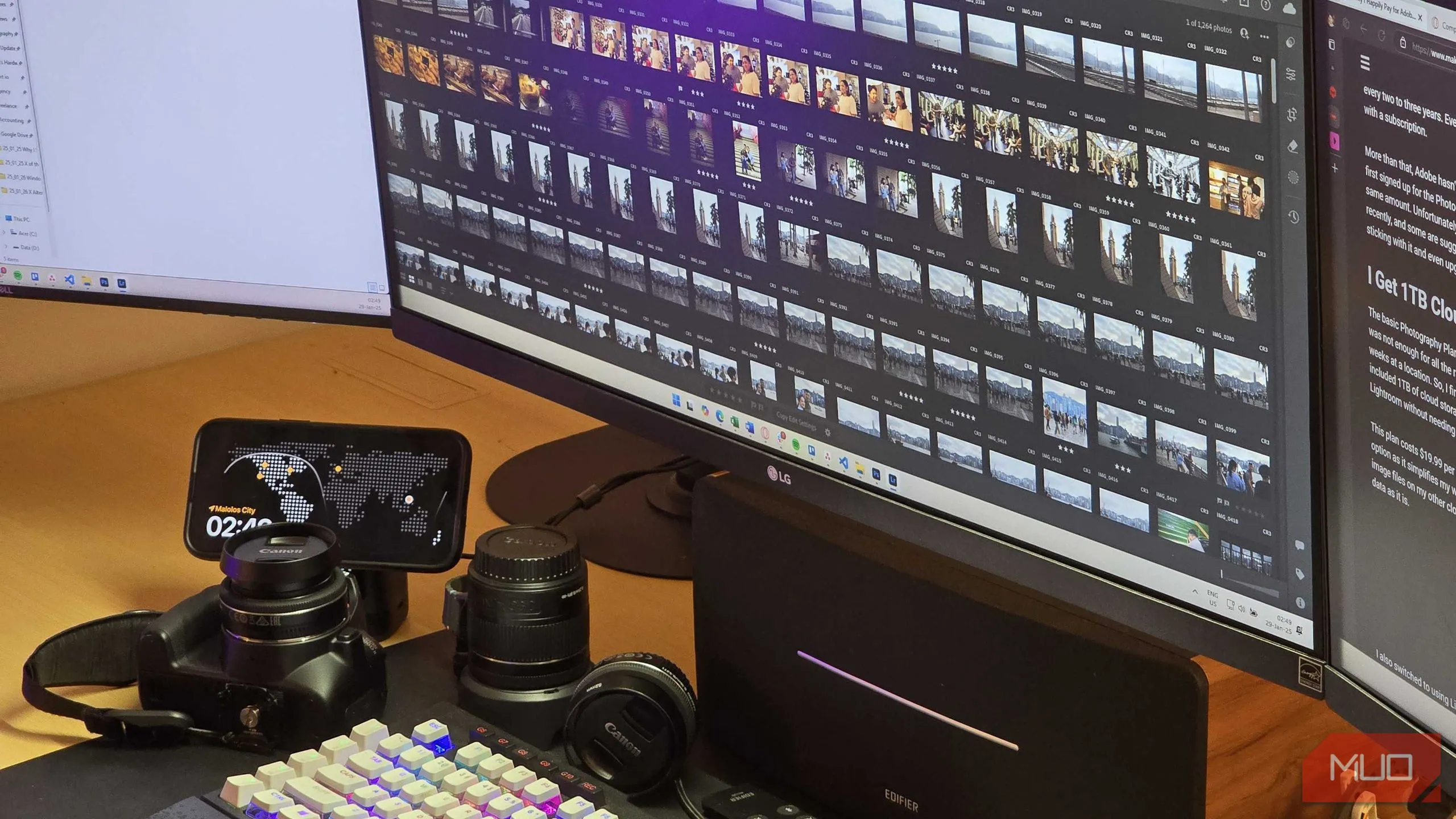 Màn hình hiển thị phần mềm Adobe Lightroom với thư viện ảnh và thiết bị máy ảnh phía trước, minh họa tính năng lưu trữ đám mây 1TB.