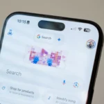 Màn hình iPhone 15 Pro Max hiển thị biểu tượng Gemini AI trong ứng dụng Google, thể hiện giao diện người dùng mới của Gemini Live.