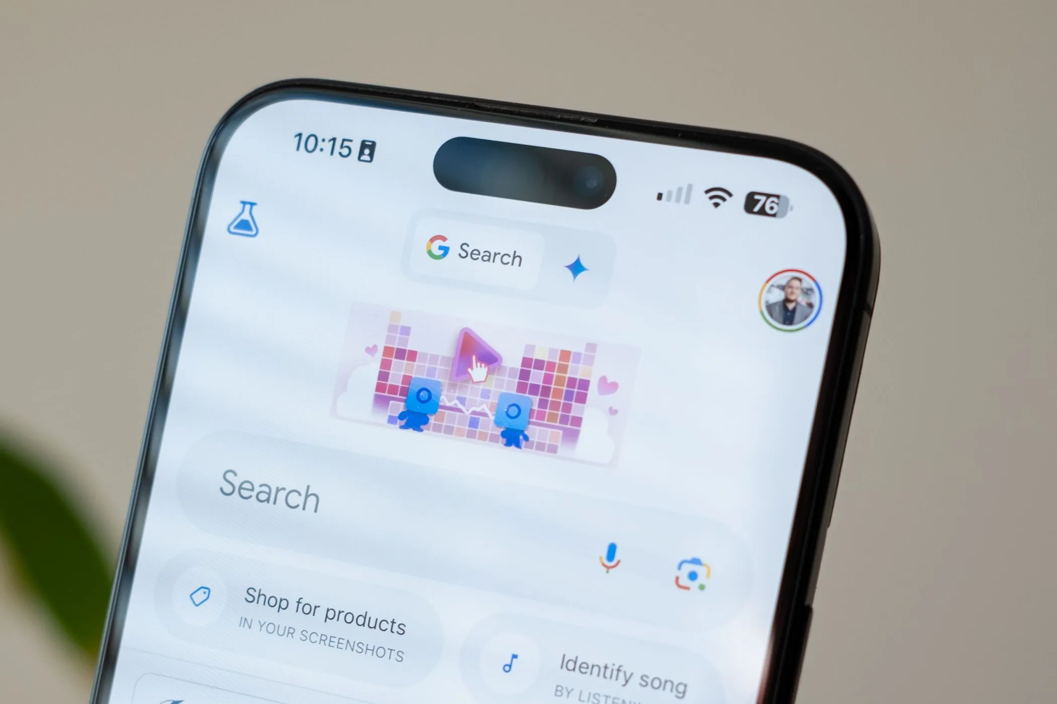 Màn hình iPhone 15 Pro Max hiển thị biểu tượng Gemini AI trong ứng dụng Google, thể hiện giao diện người dùng mới của Gemini Live.