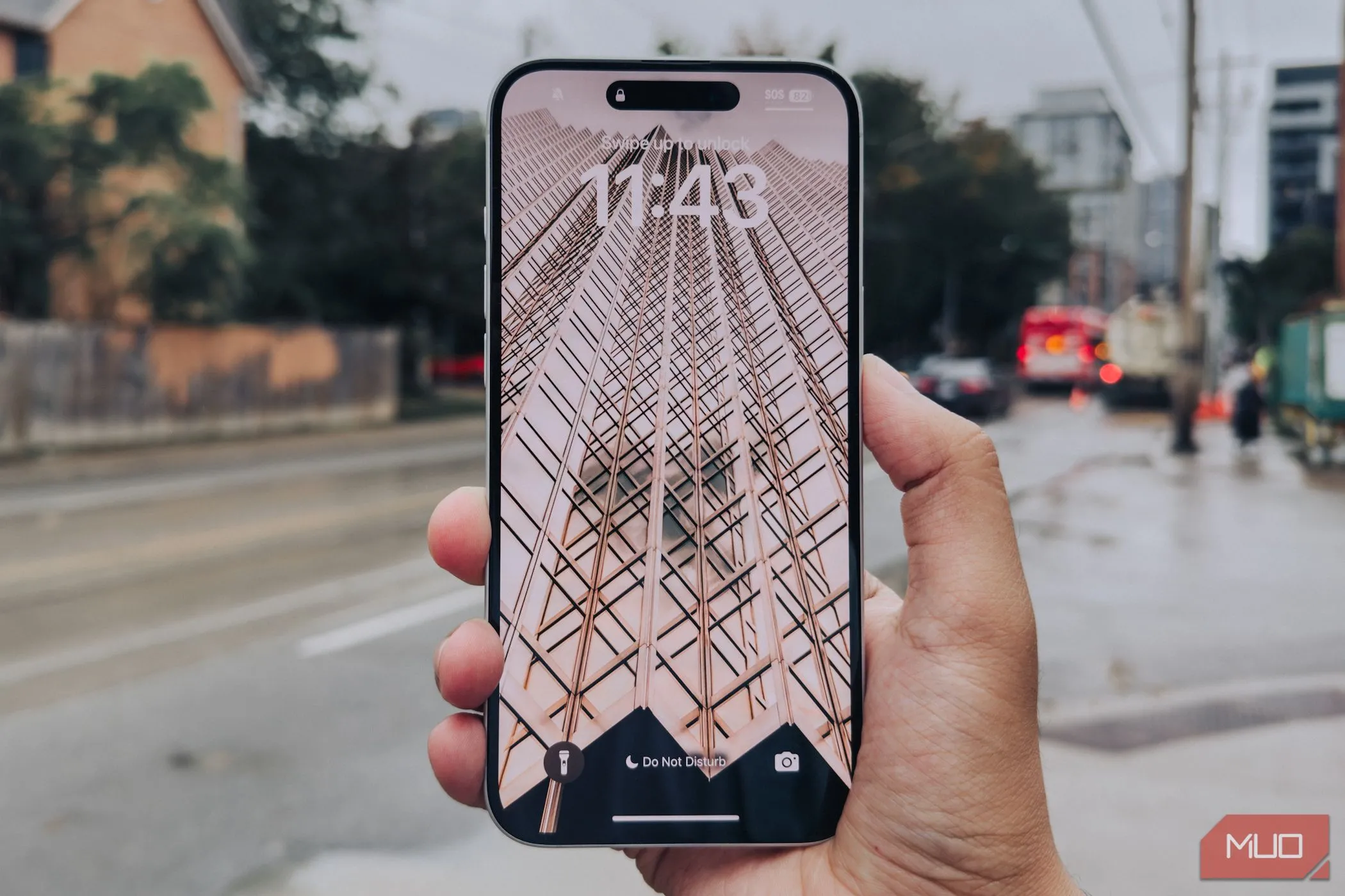Màn hình iPhone 16 Plus với viền mỏng trong tay người dùng, minh họa xu hướng viền màn hình.