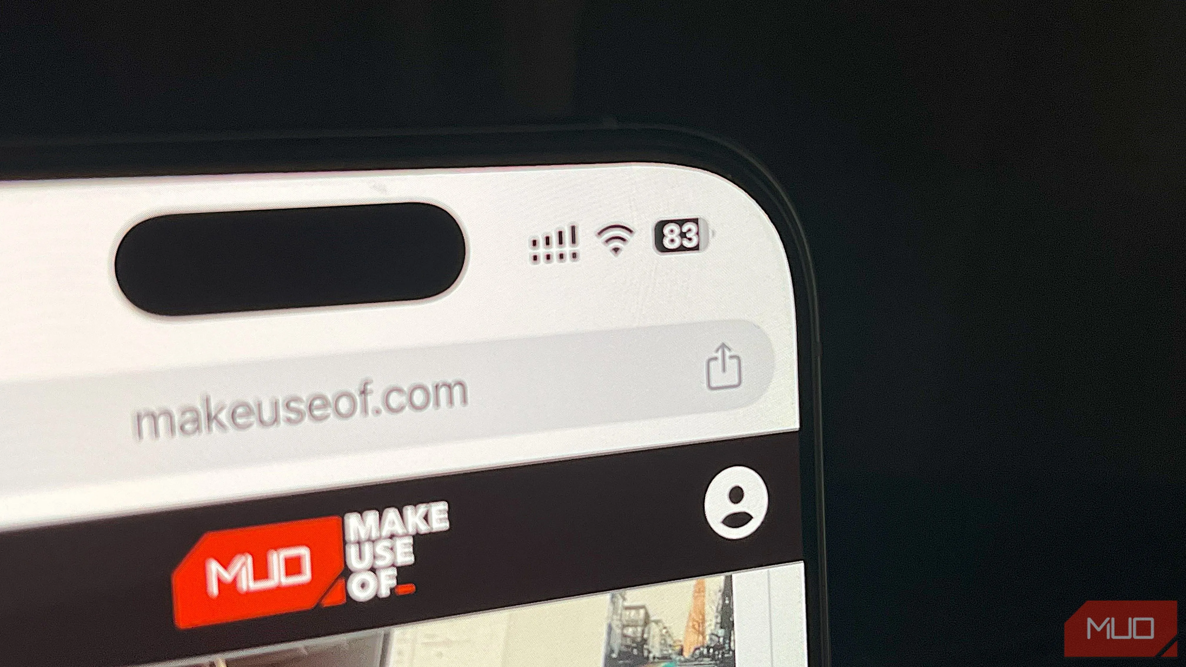 Màn hình iPhone 16 Pro hiển thị phần trăm pin và trình duyệt Chrome, phản ánh việc tiết kiệm pin không hiệu quả như mong đợi.