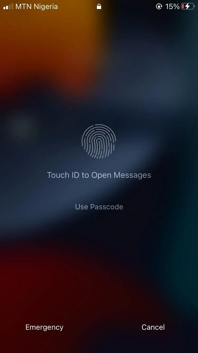 Màn hình iPhone đang mở khóa để xem tin nhắn hiển thị thông báo cần vuốt lên