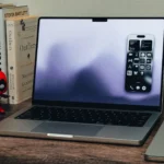 Màn hình iPhone được phản chiếu và điều khiển trên MacBook Pro qua tính năng iPhone Mirroring của macOS Sequoia