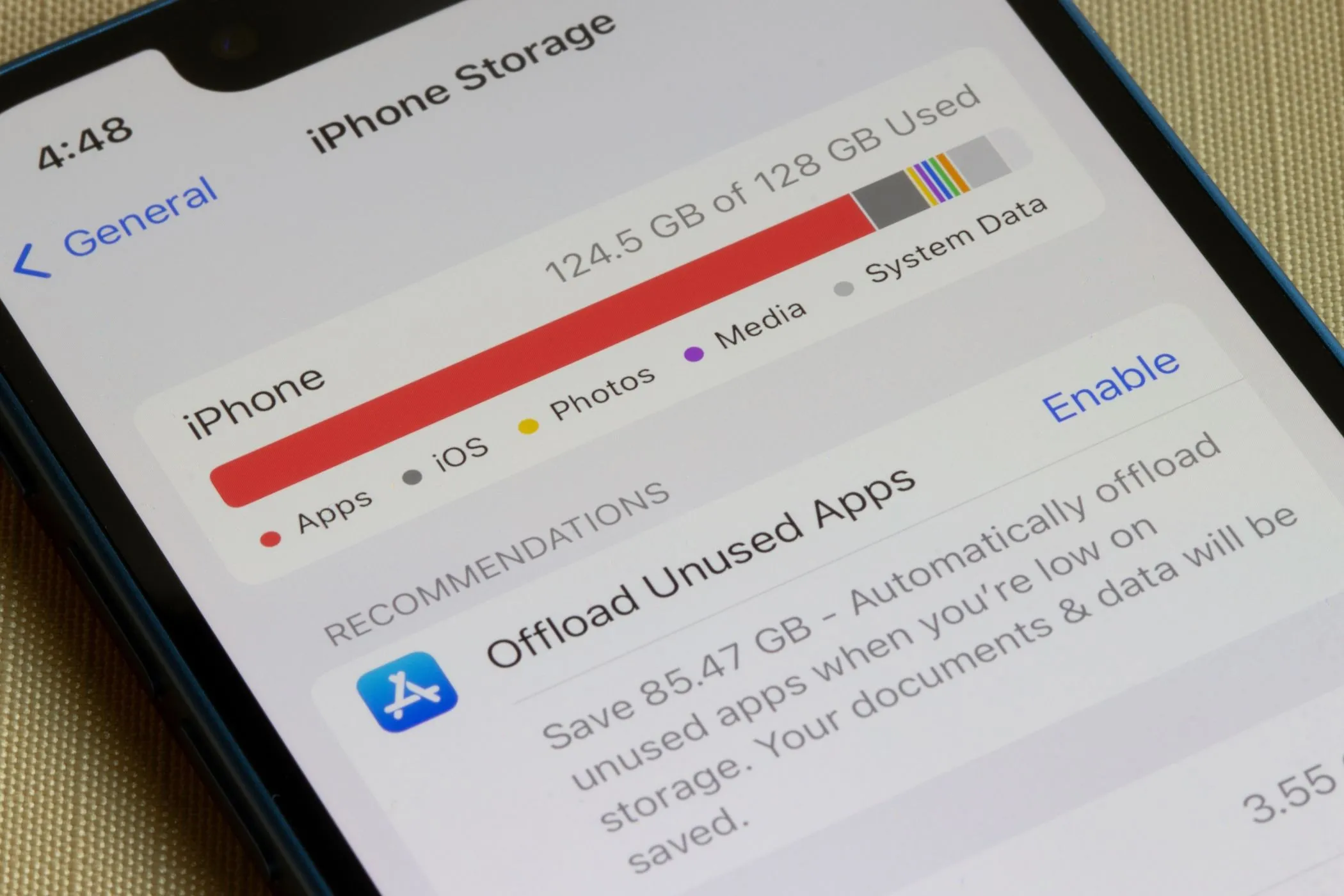 Màn hình iPhone hiển thị mục quản lý dung lượng lưu trữ nội bộ
