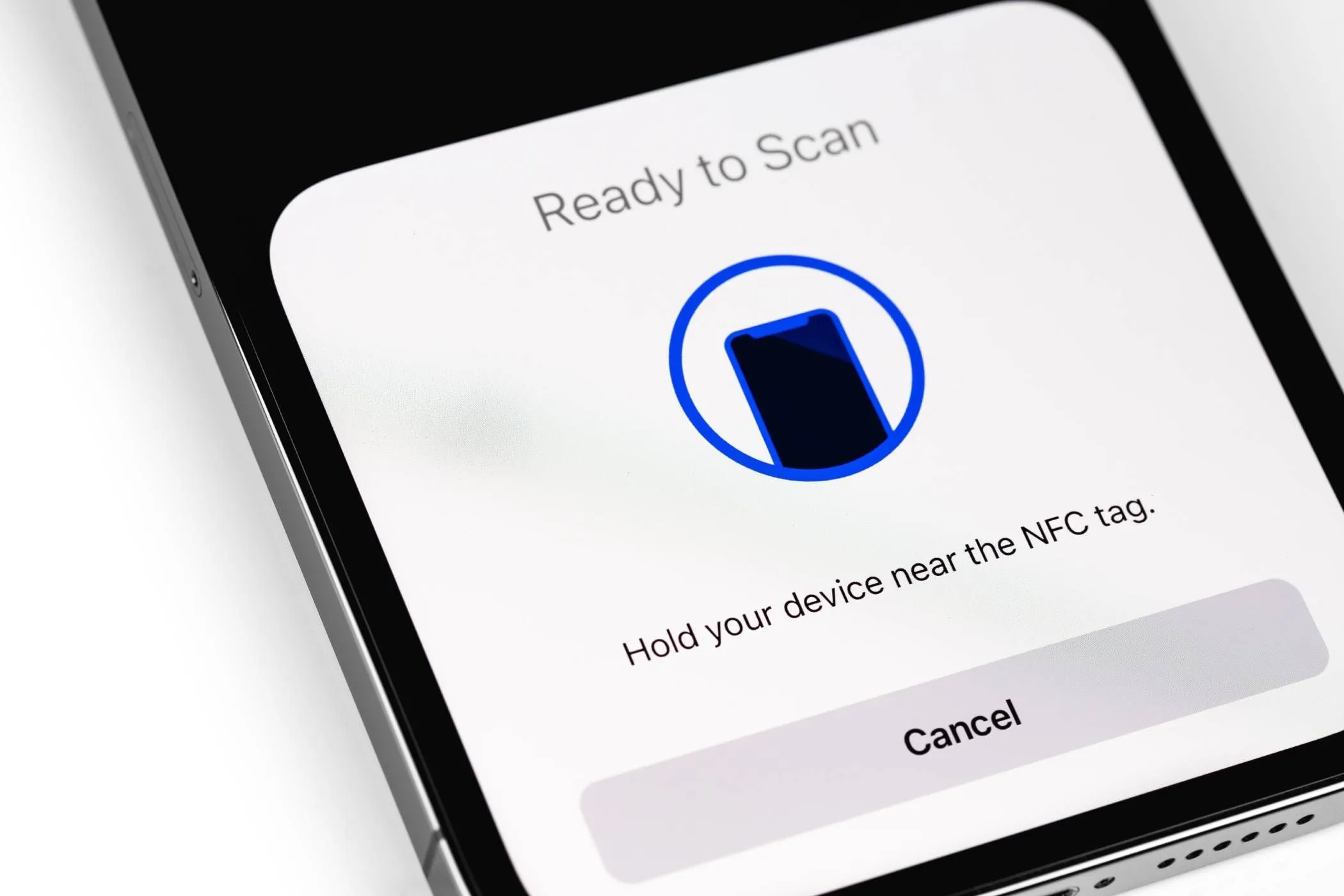 Màn hình iPhone hiển thị tùy chọn khi chạm vào thẻ NFC