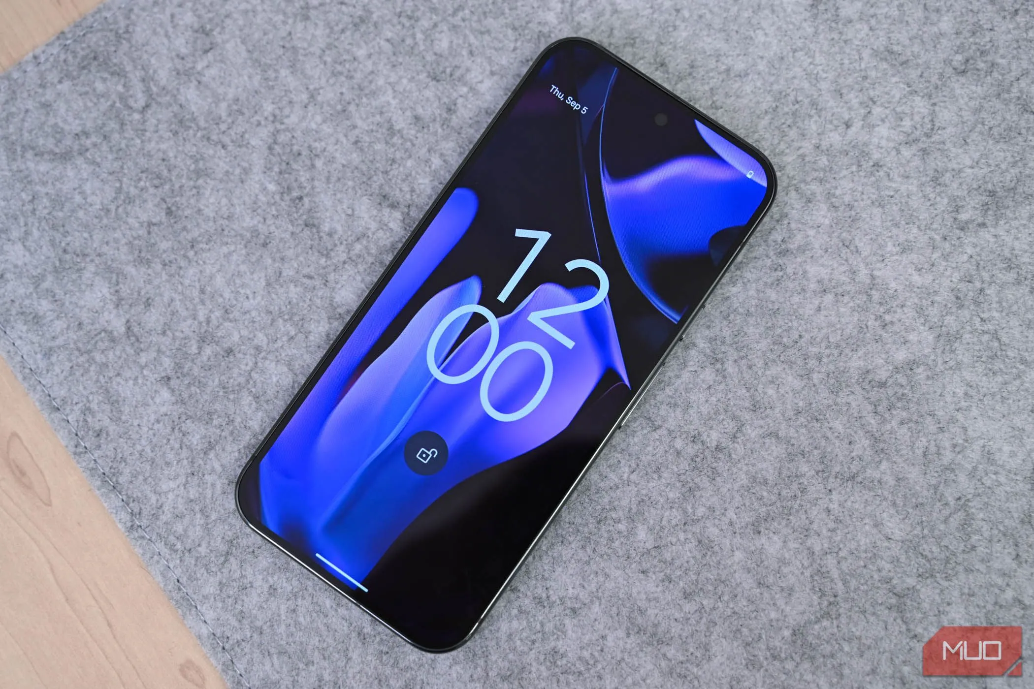 Màn hình khóa điện thoại Google Pixel hiển thị thông báo, liên quan đến tính năng ẩn thông tin nhạy cảm trên Android 16