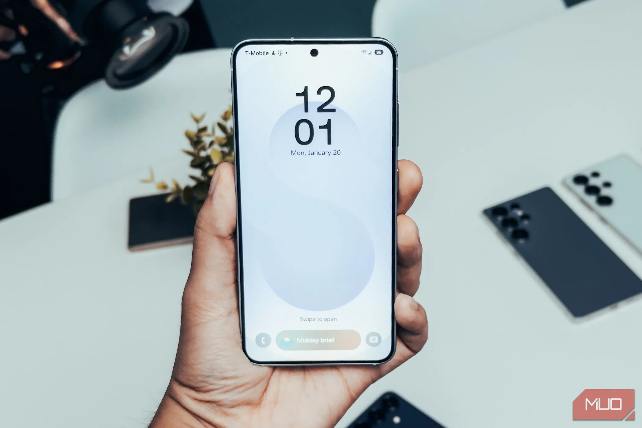 Màn hình khóa Galaxy S25 hiển thị thông tin, đang được cầm tay