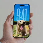 Màn hình khóa iOS 26 với đồng hồ lớn và các widget được tùy chỉnh