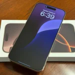 màn hình khóa iPhone 16 Pro Max trên bàn, biểu tượng Apple Intelligence, điện thoại thông minh Apple