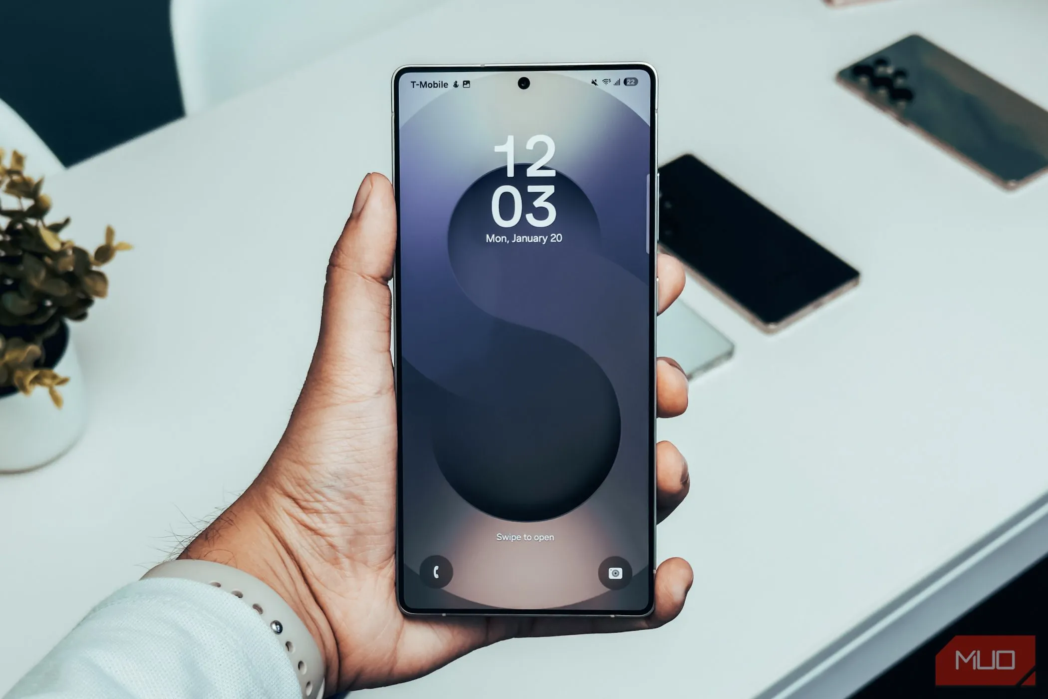 Màn hình khóa Samsung Galaxy S25 Ultra đang được cầm trên tay