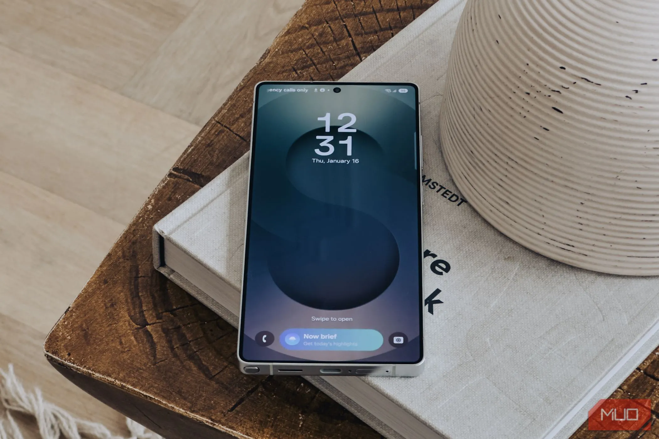 Màn hình khóa Samsung Galaxy S25 Ultra hiển thị bản tóm tắt hàng ngày (Daily Brief)