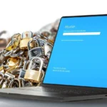 Màn hình laptop hiển thị ô nhập mật khẩu BitLocker và biểu tượng ổ khóa bảo mật dữ liệu.