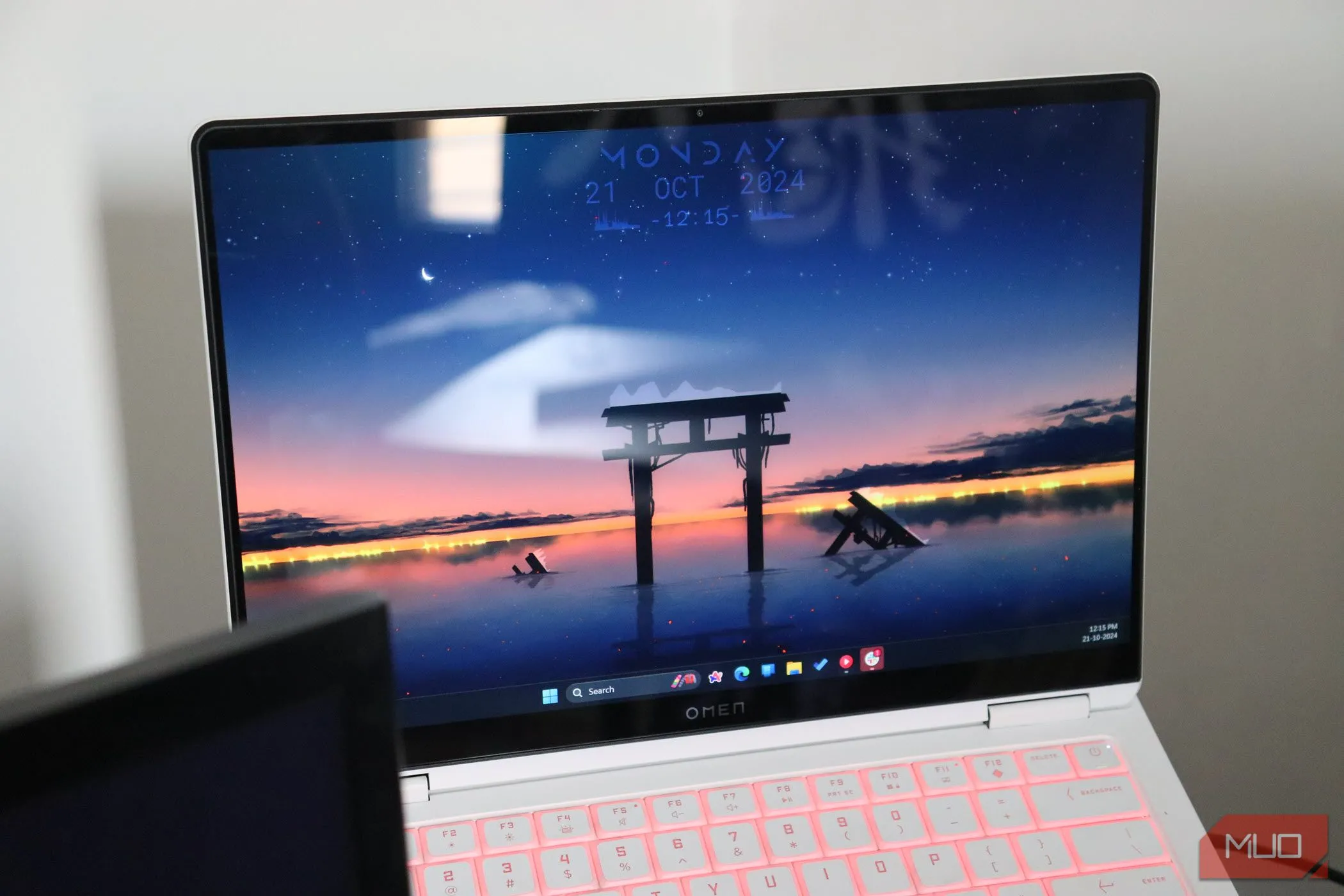 Màn hình laptop HP Omen Transcend 14 OLED hiển thị màu sắc chuẩn xác từ nhiều góc nhìn.