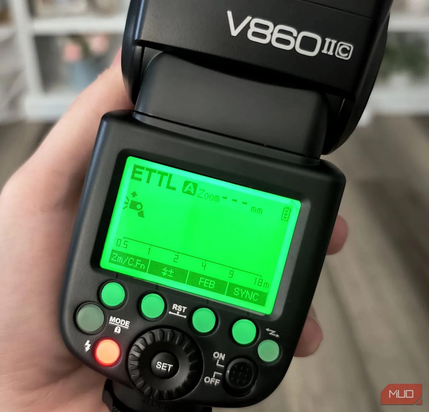 Màn hình LCD hiển thị các cài đặt trên đèn flash Godox V860II, minh họa giao diện trực quan dễ sử dụng cho nhiếp ảnh gia mới.