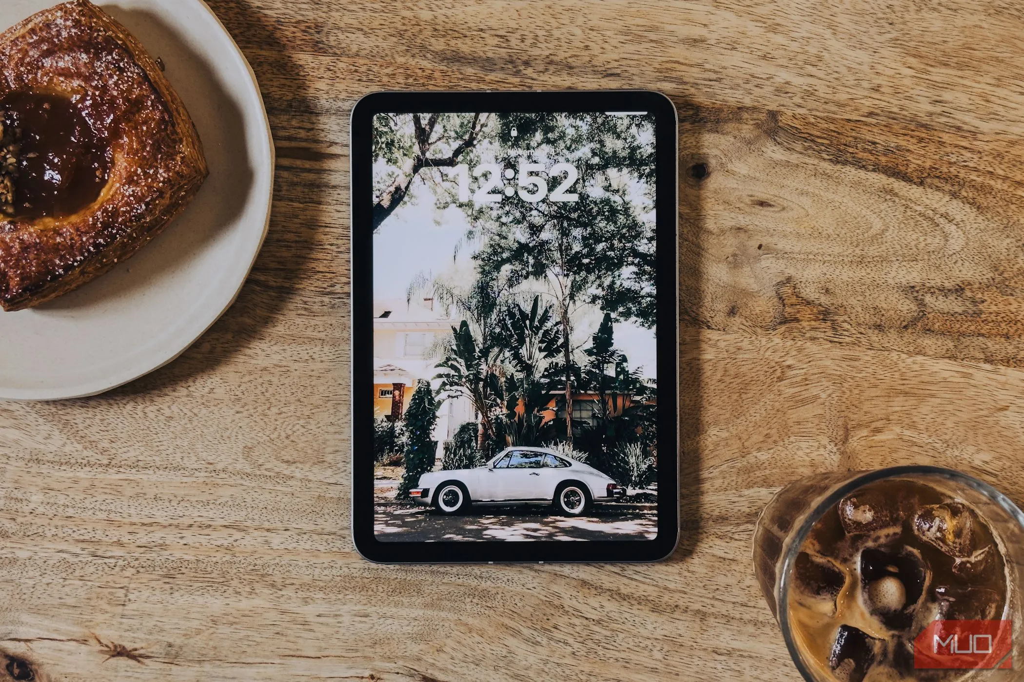 Màn hình Liquid Retina 8.3 inch của iPad Mini A17 Pro hiển thị sắc nét trên bàn