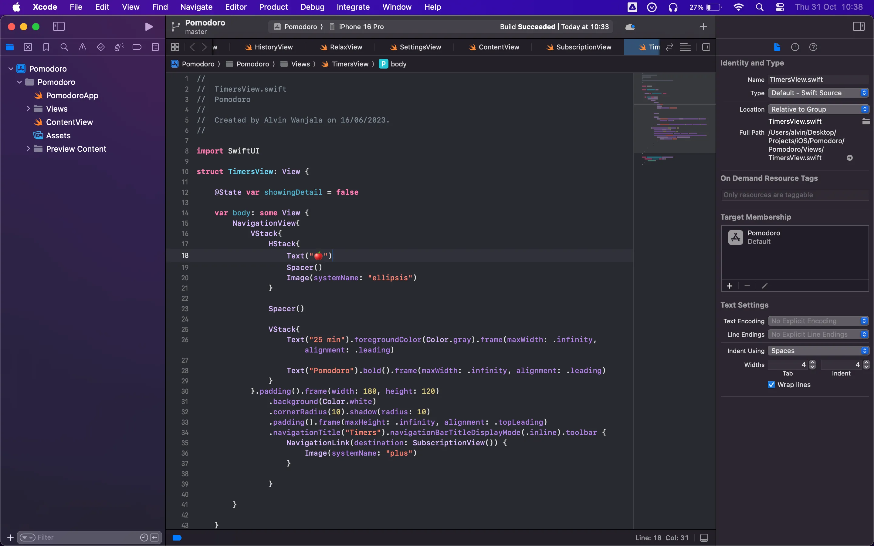 Màn hình máy Mac hiển thị môi trường phát triển tích hợp Xcode (IDE), nơi một lập trình viên đang viết code, minh họa vai trò của Xcode trong việc phát triển ứng dụng cho hệ sinh thái Apple.