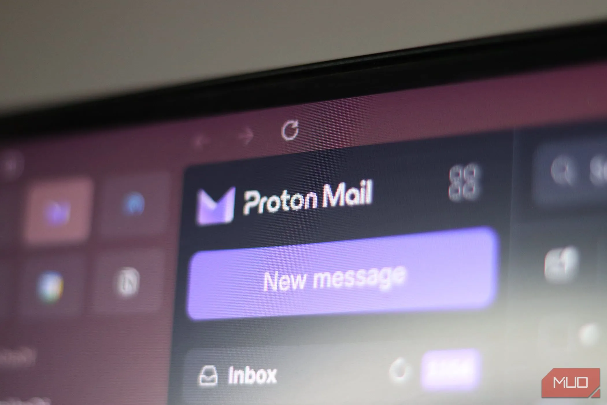 Màn hình máy tính hiển thị logo Proton Mail, biểu tượng của dịch vụ email mã hóa bảo mật