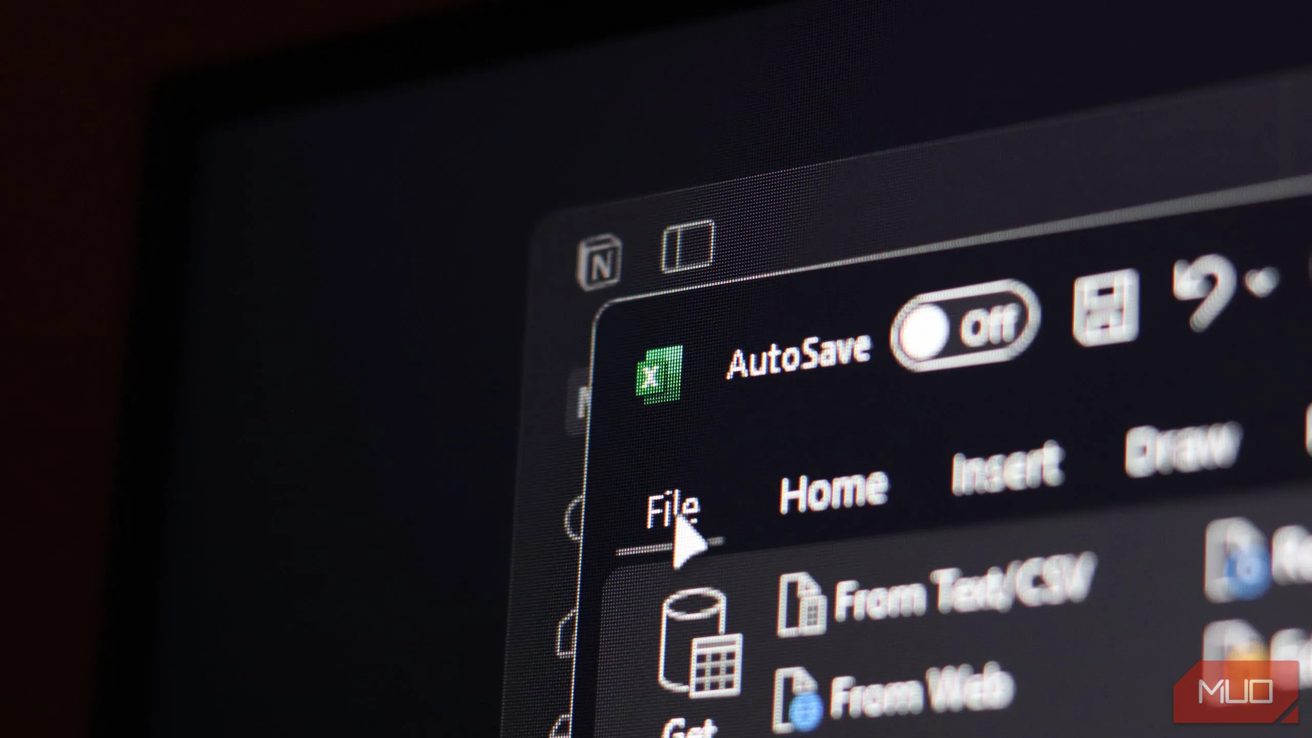 Màn hình máy tính hiển thị Notion và Excel cùng lúc, biểu tượng cho sự kết hợp tối ưu giữa hai công cụ năng suất