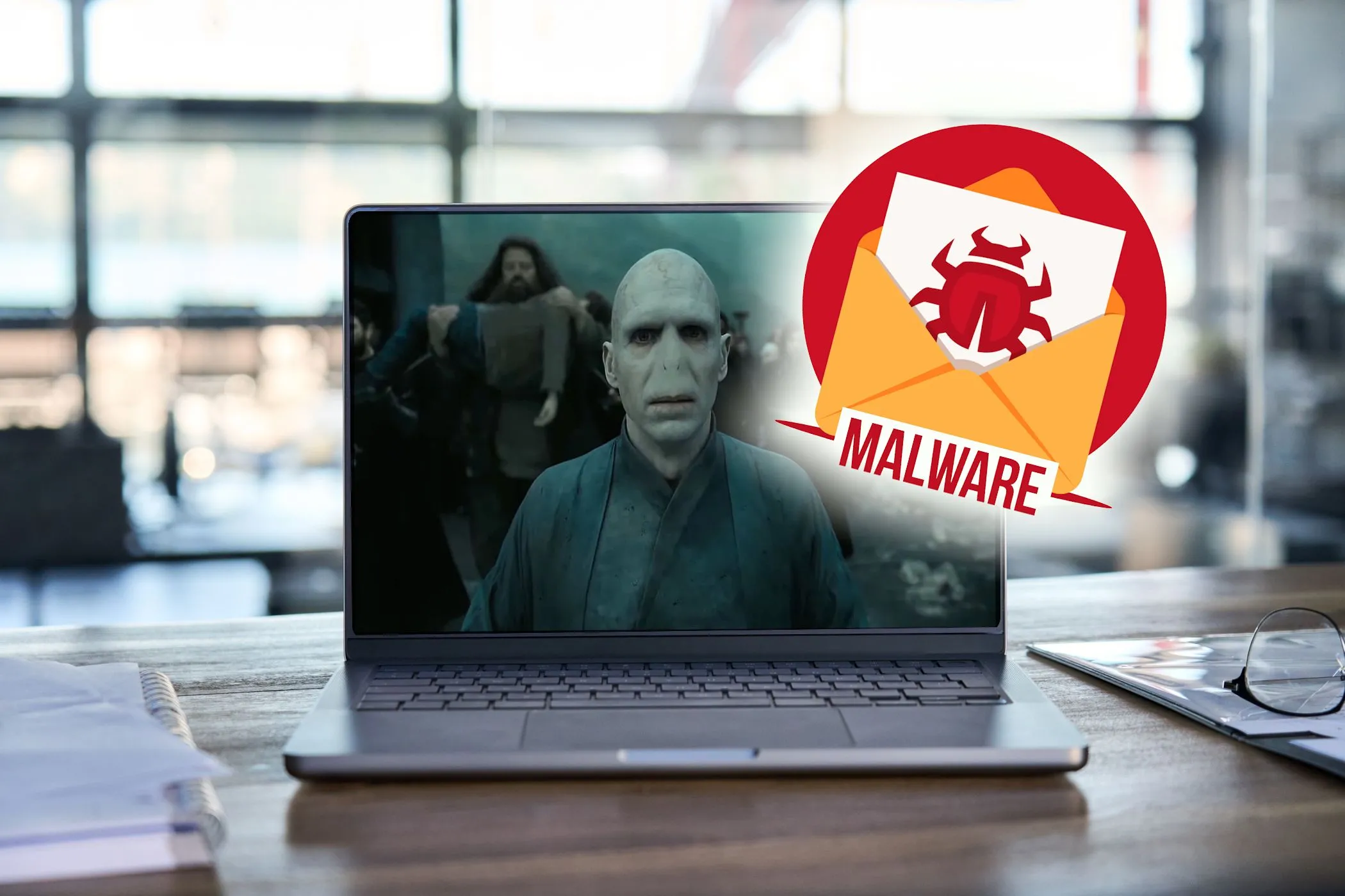 Màn hình máy tính xách tay hiển thị cảnh báo mã độc Voldemort trên dark web, minh họa nguy cơ nhiễm virus khi truy cập nội dung độc hại.
