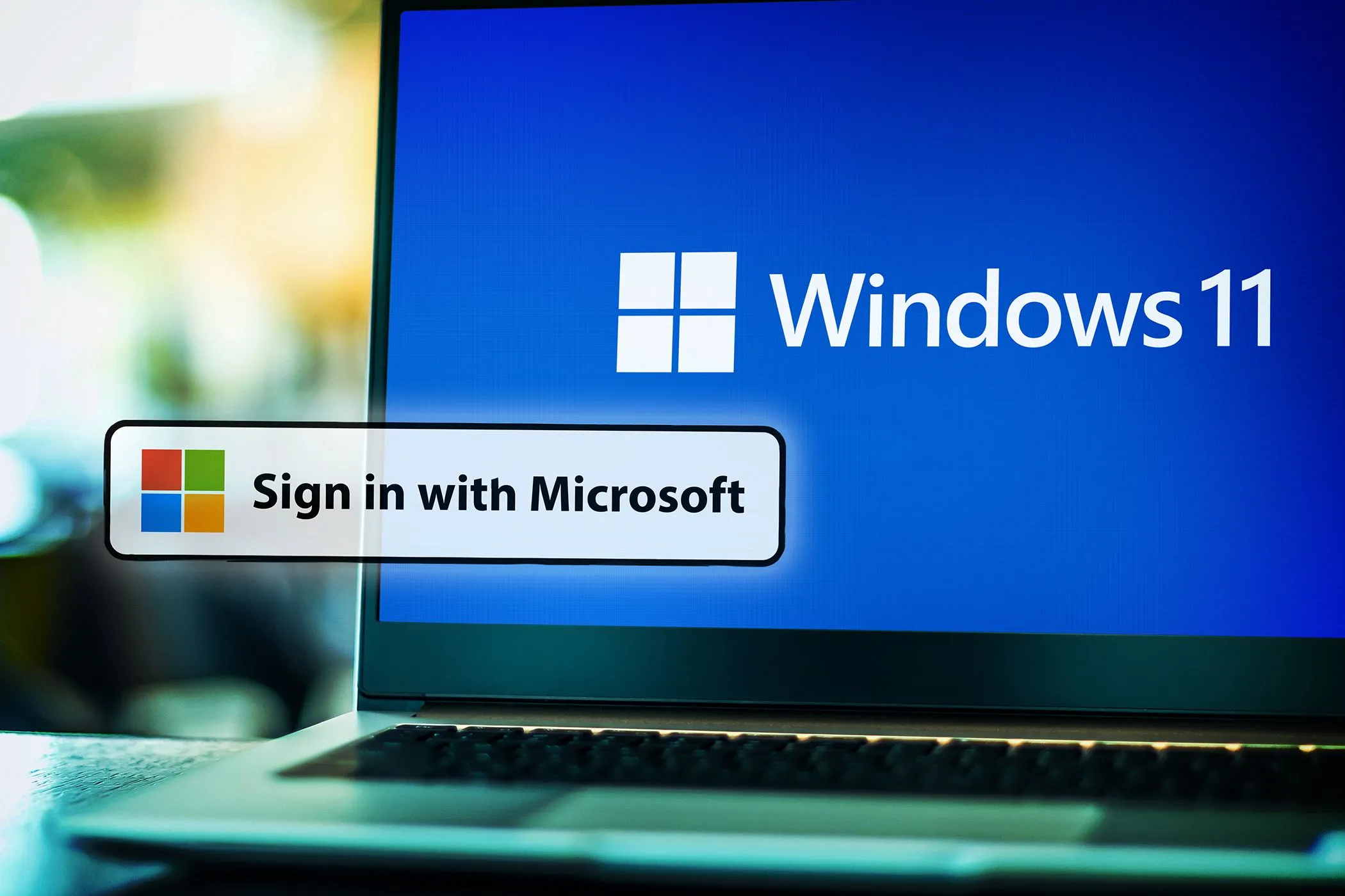 Màn hình máy tính xách tay hiển thị giao diện Windows 11, tượng trưng cho các hệ thống đăng nhập tài khoản khác nhau
