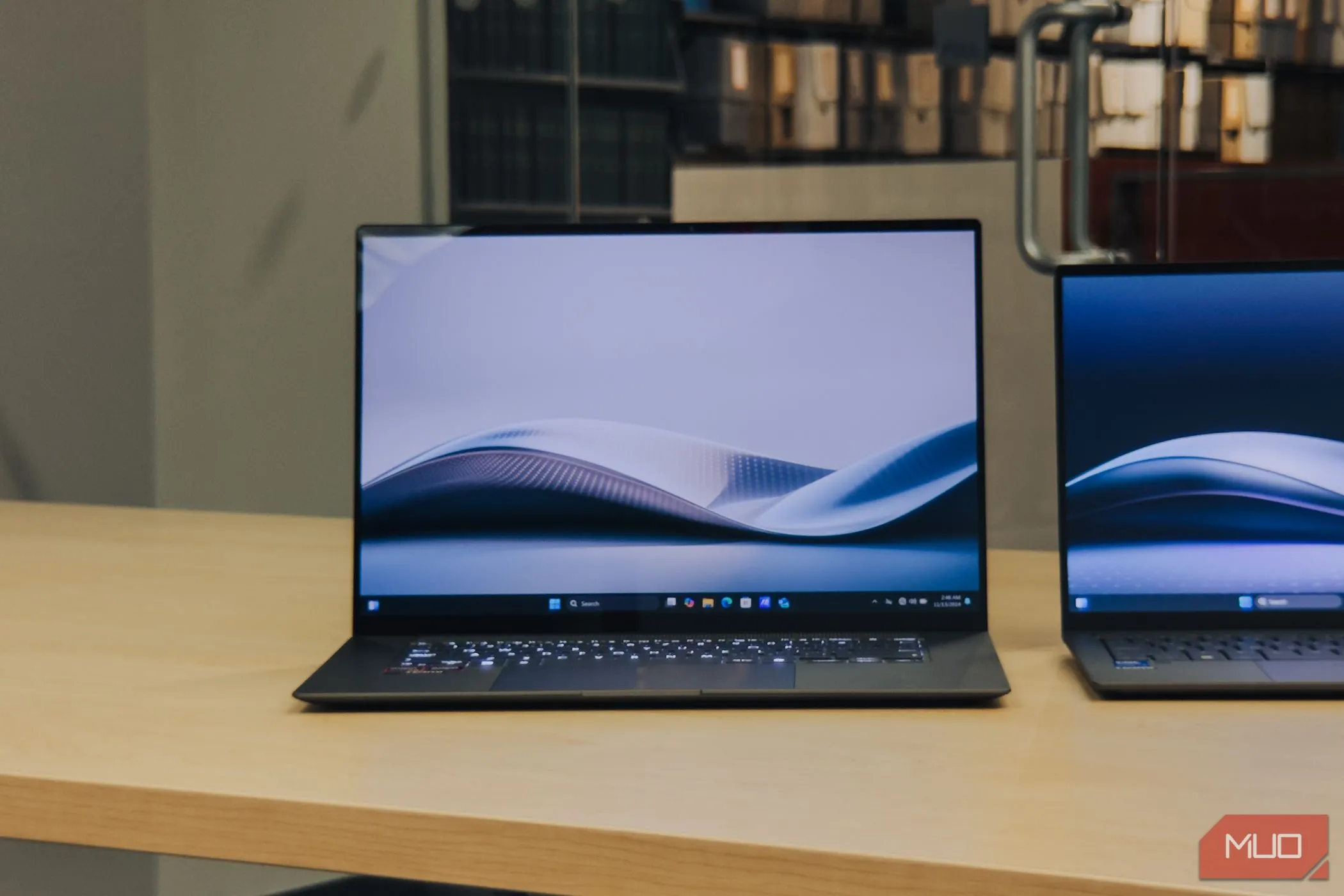 Màn hình OLED 16 inch rực rỡ của ASUS Zenbook S 16 hiển thị nội dung sống động
