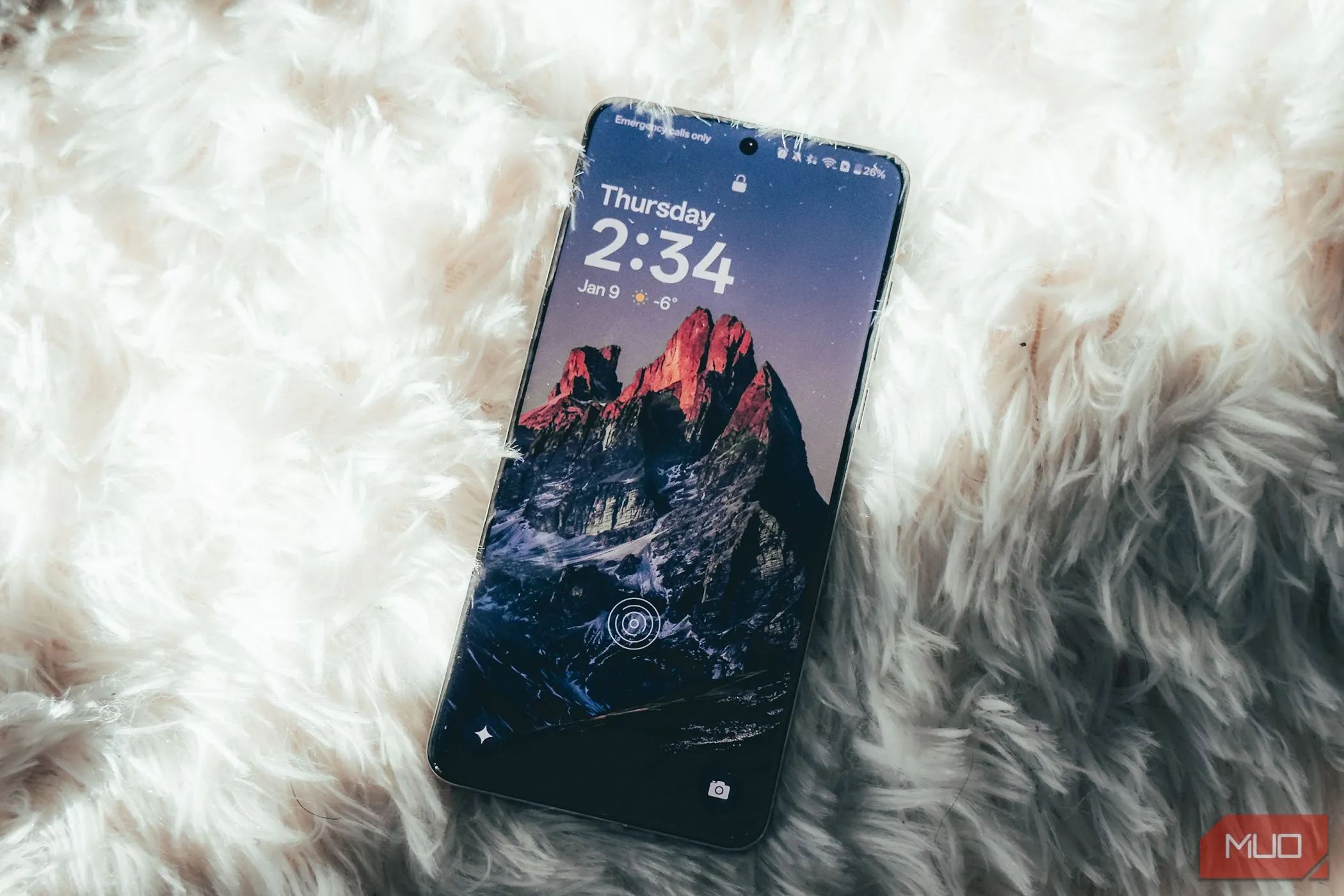 Màn hình OnePlus 13 hiển thị rực rỡ trên nền trắng.