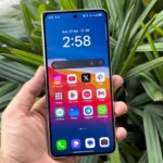 Màn hình phụ (cover display) của điện thoại gập Oppo Find N5 hiển thị giao diện chính với tỷ lệ chuẩn như smartphone thông thường, giúp thao tác dễ dàng.