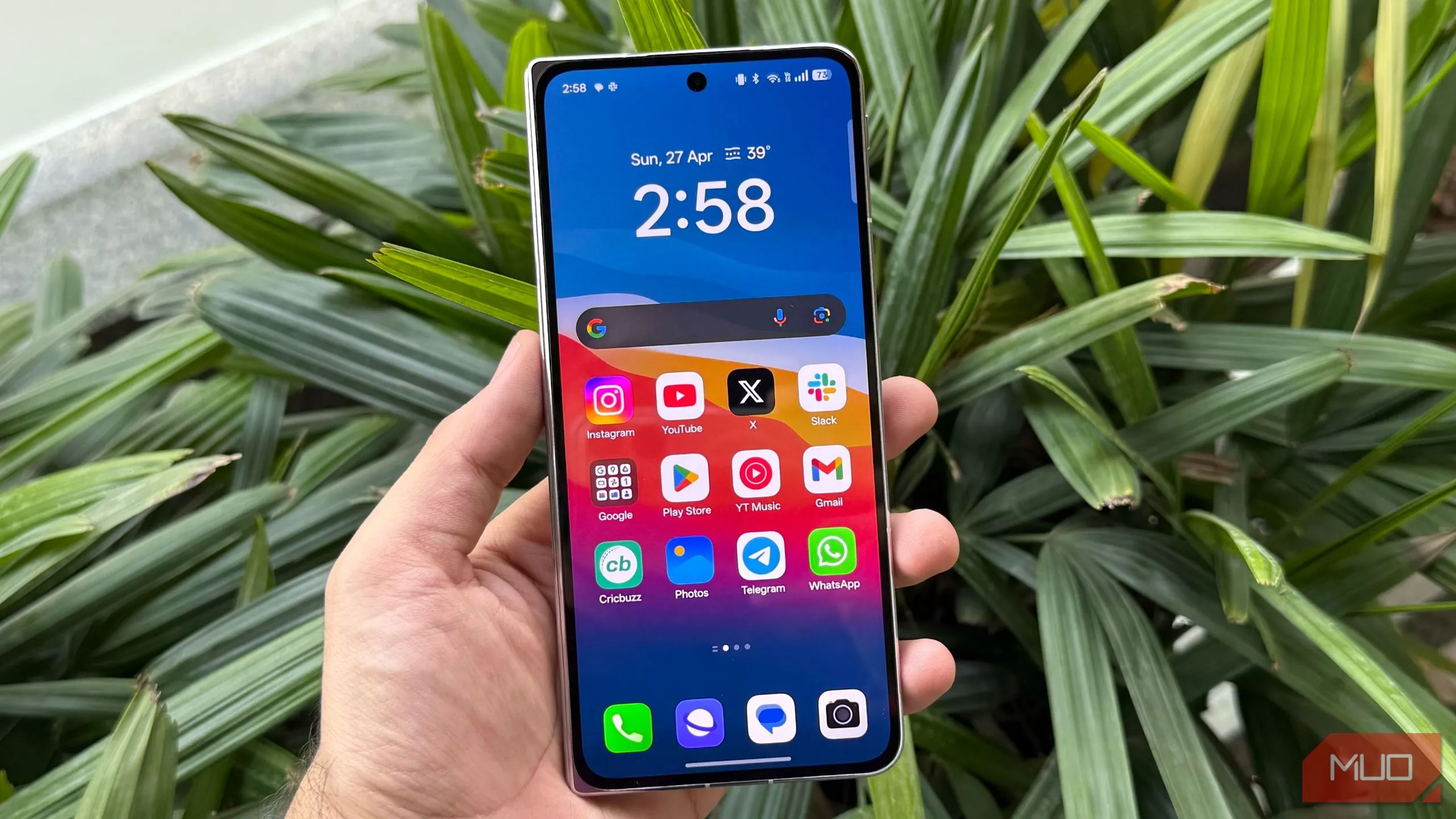 Màn hình phụ (cover display) của điện thoại gập Oppo Find N5 hiển thị giao diện chính với tỷ lệ chuẩn như smartphone thông thường, giúp thao tác dễ dàng.