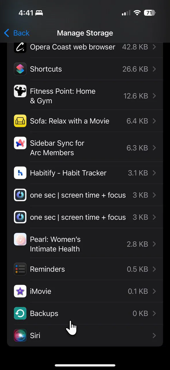 Màn hình tùy chọn Sao lưu iCloud trong Cài đặt, nơi người dùng có thể xem và xóa các bản sao lưu thiết bị cũ để giải phóng dung lượng.