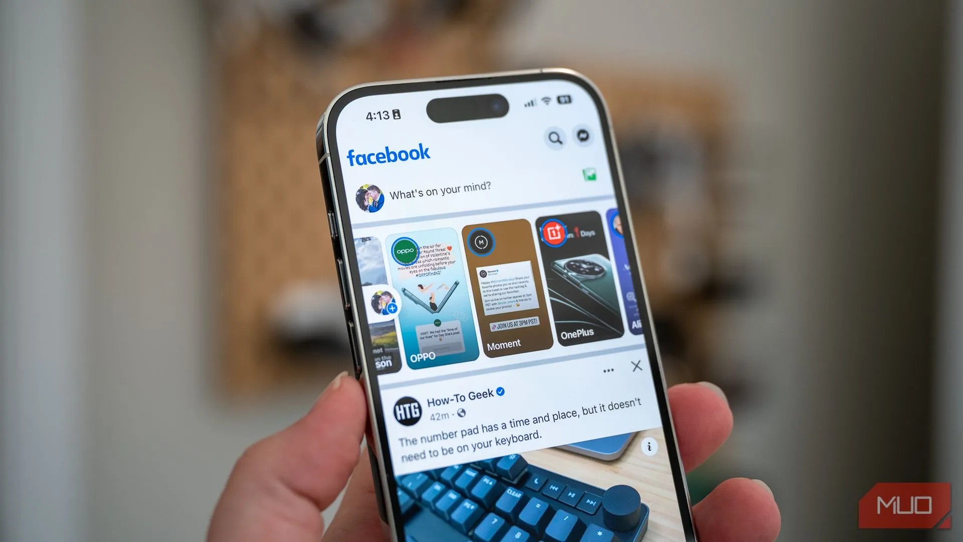 Màn hình ứng dụng Facebook trên iPhone, minh họa tầm quan trọng của việc hạn chế chia sẻ thông tin cá nhân và ảnh nhạy cảm trên mạng xã hội để bảo vệ quyền riêng tư.