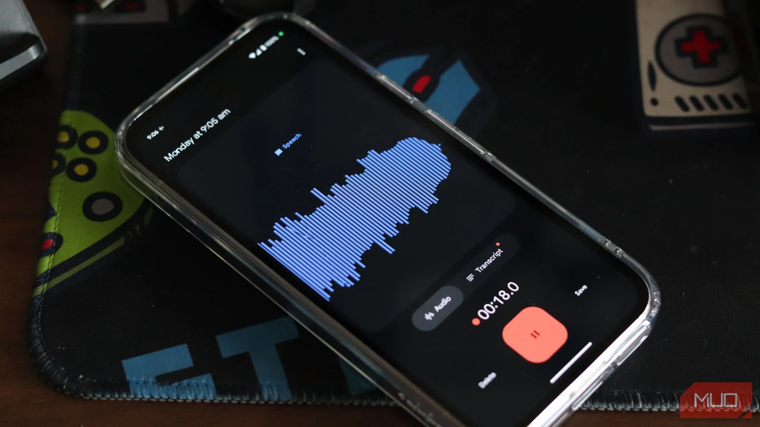 Màn hình ứng dụng Google Recorder trên điện thoại Pixel 9a hiển thị chức năng ghi âm với khả năng chuyển đổi giọng nói thành văn bản trực tiếp.