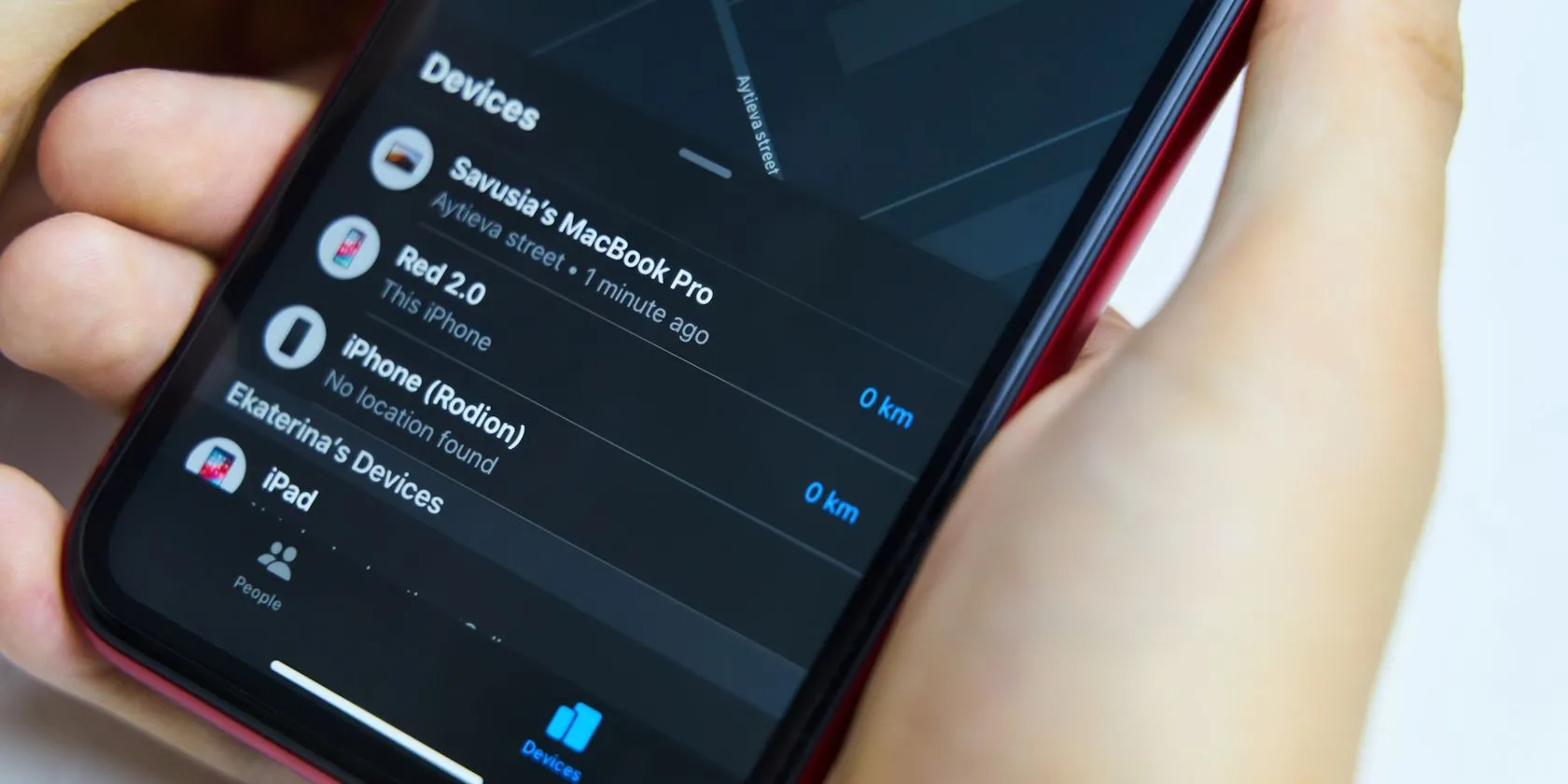 Màn hình ứng dụng Tìm (Find My) trên iPhone hiển thị thiết bị ngoại tuyến, minh họa tính năng định vị.