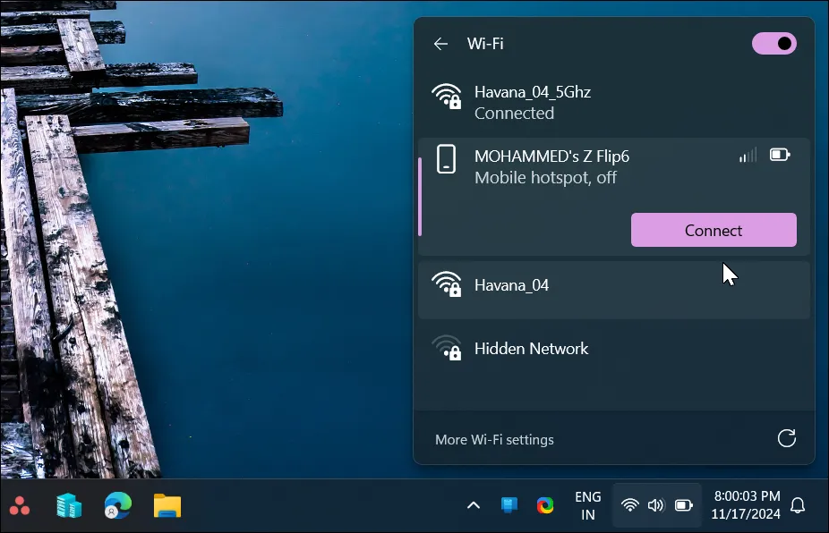 Màn hình Windows 11 hiển thị bảng cài đặt nhanh và tùy chọn kết nối điểm truy cập tức thì của điện thoại Samsung