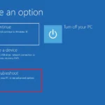 Màn hình Windows Recovery Environment (WinRE) với tùy chọn Troubleshoot được chọn để sửa lỗi đăng nhập tài khoản người dùng.