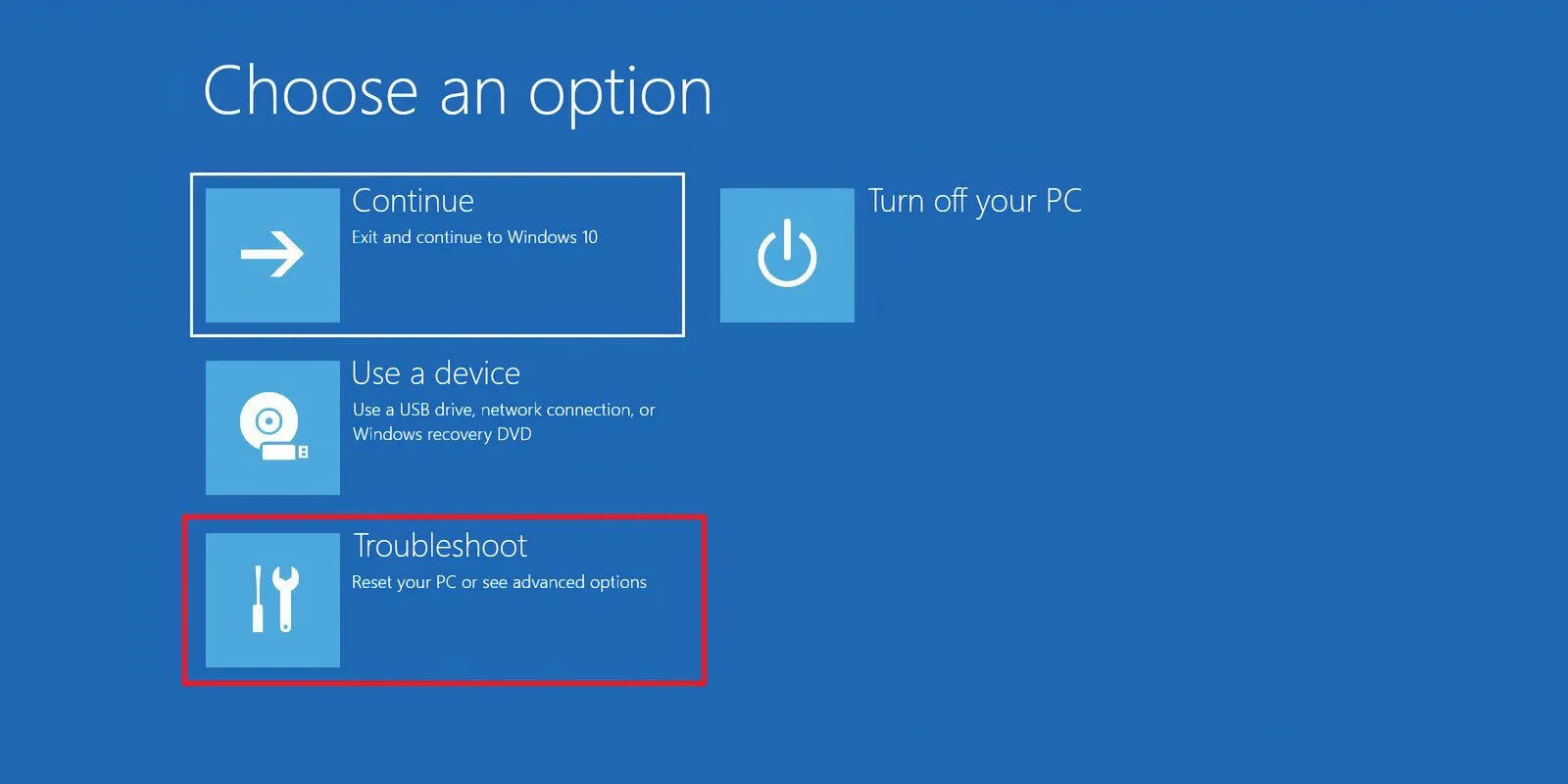 Màn hình Windows Recovery Environment (WinRE) với tùy chọn Troubleshoot được chọn để sửa lỗi đăng nhập tài khoản người dùng.