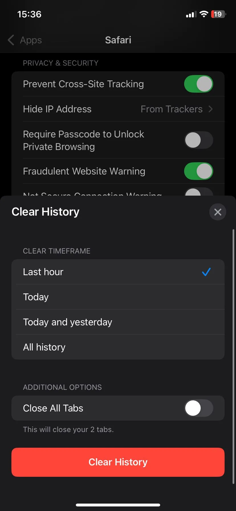 Màn hình xác nhận xóa lịch sử và dữ liệu trang web của Safari trên iPhone, hiển thị cảnh báo về việc làm sạch bộ nhớ trình duyệt.