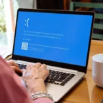Màn hình xanh chết chóc (BSOD) xuất hiện trên laptop Windows khi một người phụ nữ đang sử dụng