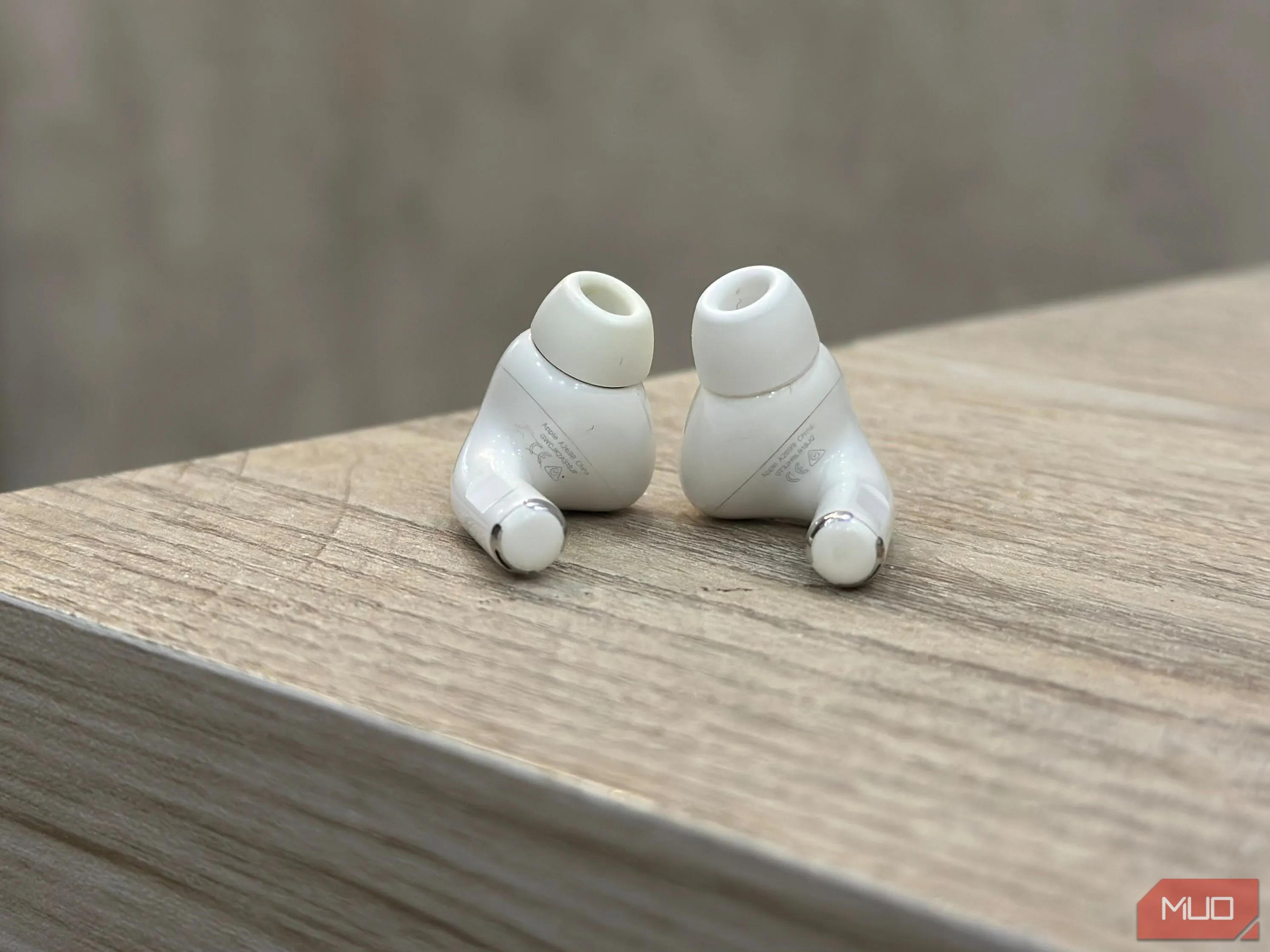 Mặt dưới của tai nghe Apple AirPods Pro 2, hiển thị vị trí in số model (Axxxx)