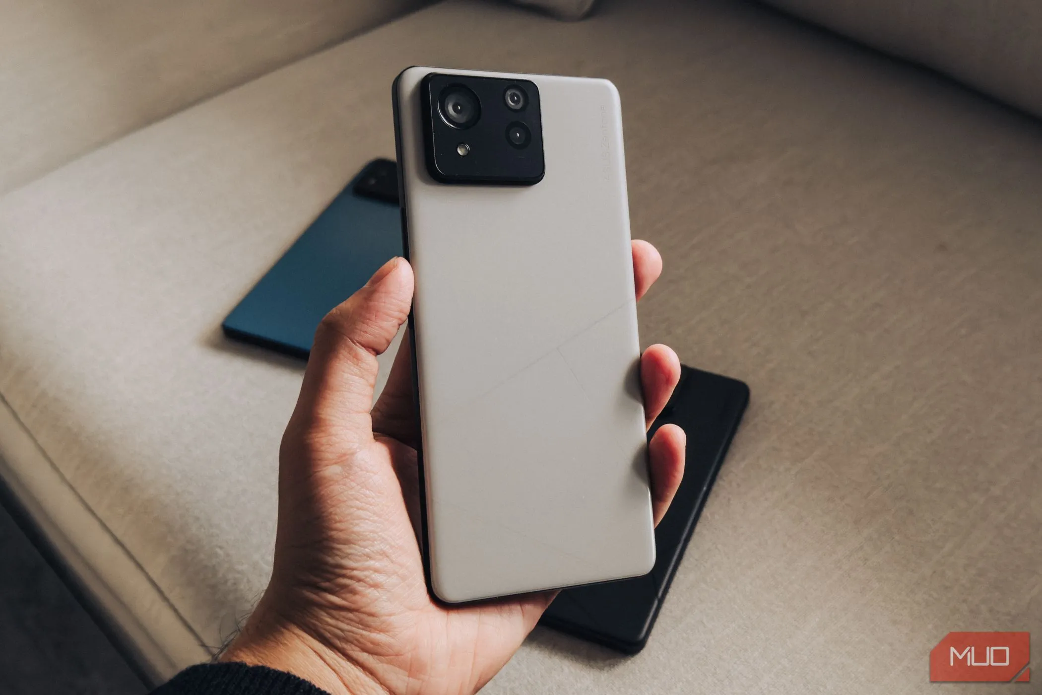 Mặt lưng của ASUS Zenfone 11 Ultra, minh họa kích thước lớn của điện thoại.