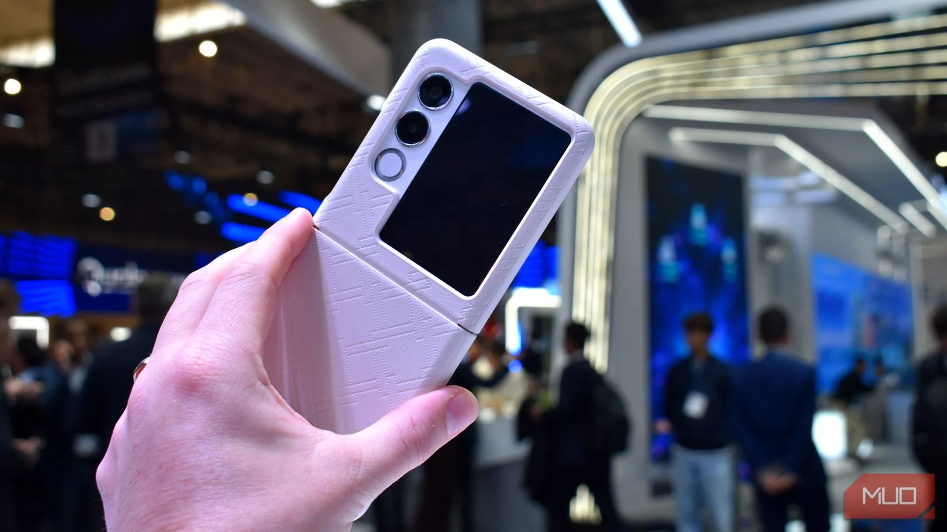 Mặt lưng của điện thoại Nubia Flip 2 khi gập một nửa và mở ra tại MWC 2025.