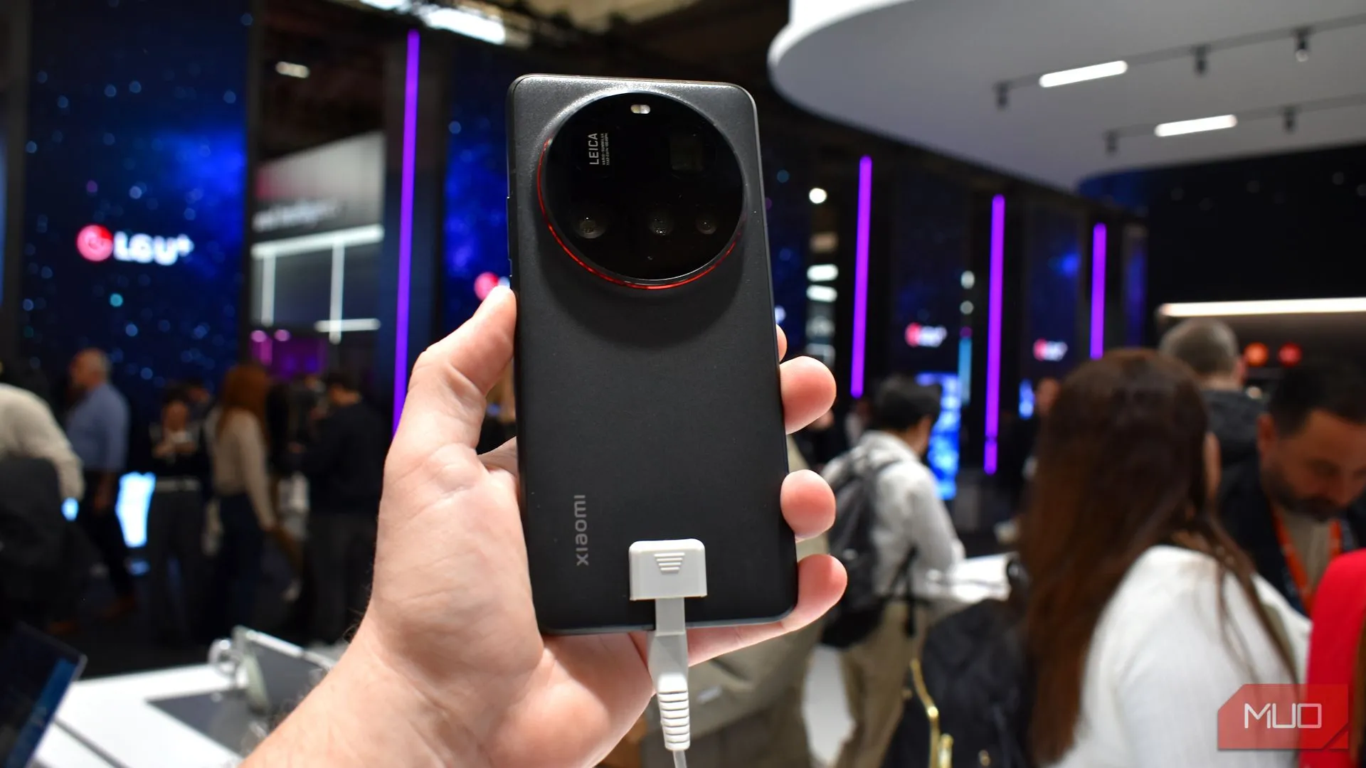 Mặt lưng của Xiaomi 15 Ultra trưng bày tại MWC 2025.