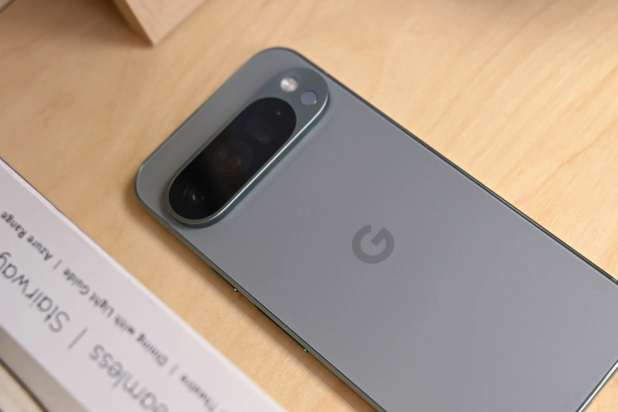 Mặt lưng điện thoại Google Pixel 9 Pro với miếng dán bảo vệ màn hình