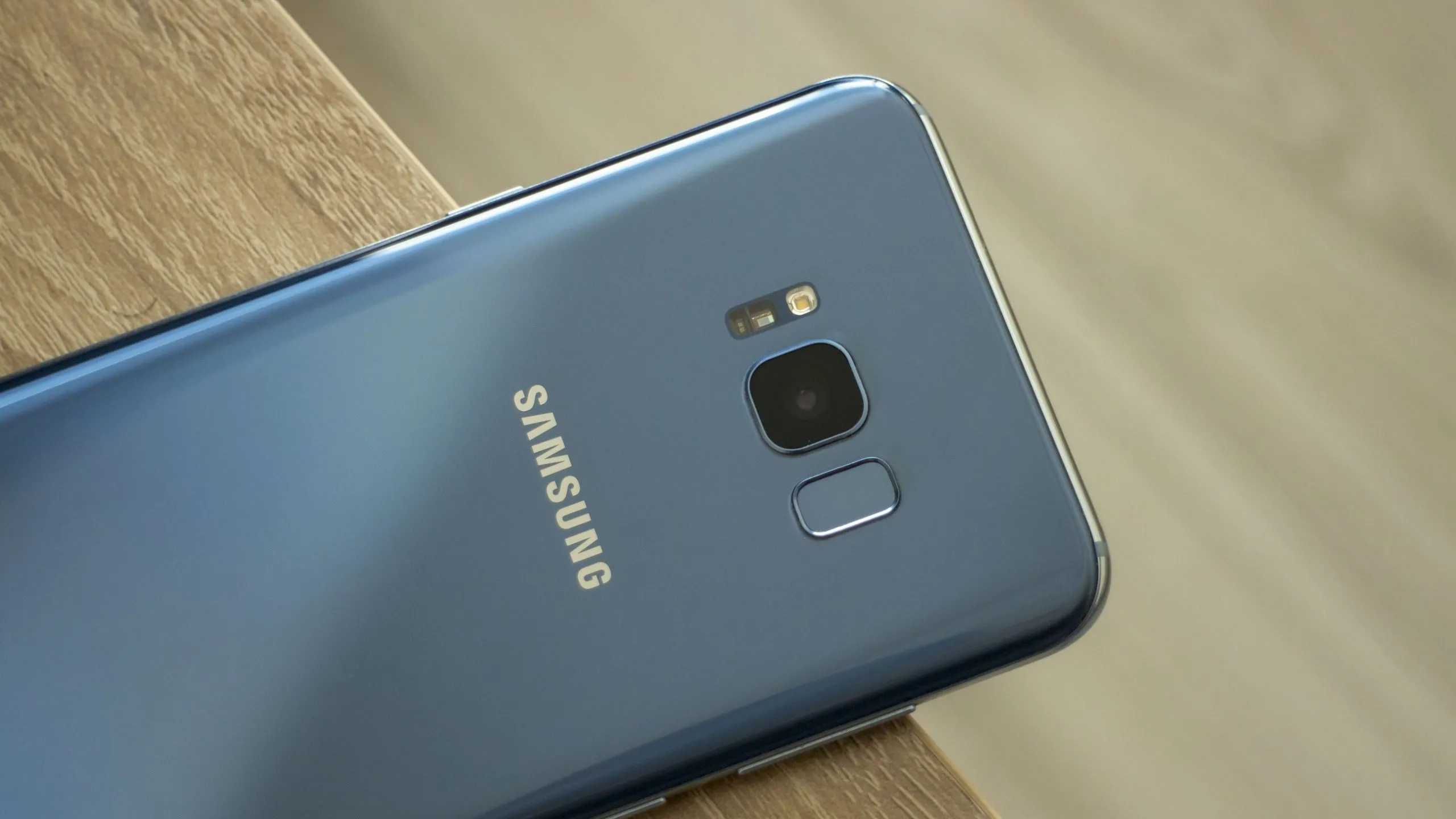 Mặt lưng điện thoại Samsung Galaxy S8 Plus cho thấy vị trí cảm biến nhịp tim gần cụm camera.